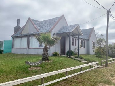 Casa en alquiler Punta del Este, Balneario Buenos Aires, frente al mar