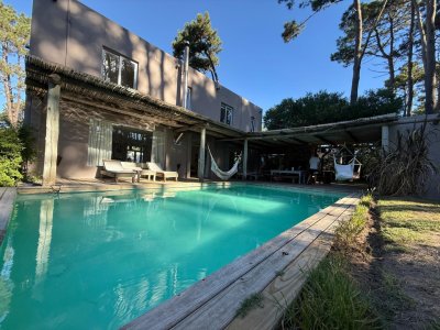 hermosa casa con piscina climatizada en alquiler anual en barrio Cerrado de Laguna Blanca