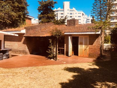 Casa muy bien ubicada en la Brava, de 3 dormitorios y dependencia de servicio.