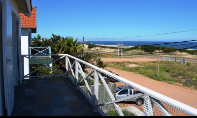 Hermosa y cómoda casa ubicada en  La Barra a muy pocos metros de playa