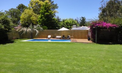 Casa en Pinares, Punta del Este, próxima a playa Mansa - Piscina y Parrillero