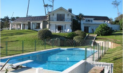Espectacular casa frente a playa mansa, con 4000 m² jardín, en venta y alquiler con muy linda vista