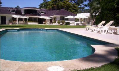 Espectacular Chalet en Venta y alquiler en  Punta del Este, zona Cantegril *5 dormitorios