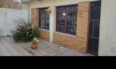 Venta de amplia Casa con departamento