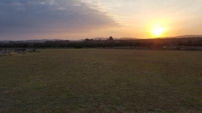 chacra con costa de arroyo a 40 km de punta del este - gor26073h