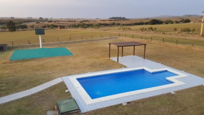 chacra con costa de arroyo a 40 km de punta del este - gor26073h