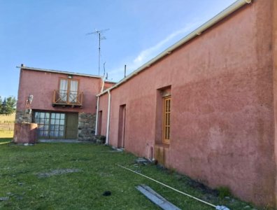 Campo con casa Antigua, acceso sobre Ruta y costa a arroyo
