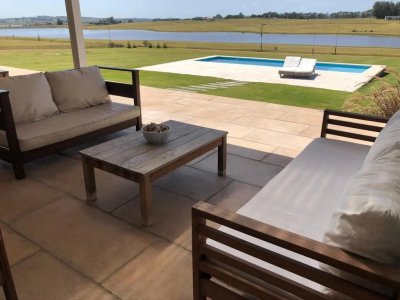 Espectacular !!! Venta de casa en Barrio Privado con todos los servicios, seguridad, Club House