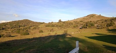 Campo en Uruguay, Ruta 12, Pueblo Edén con muy buenas vistas serranas, monte nativo y arroyo