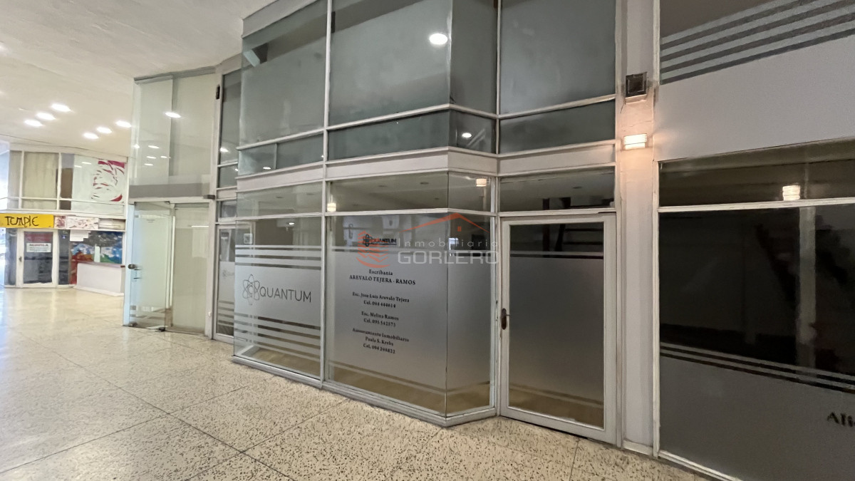 Venta de Local en Punta del Este, Península, bajos gastos - GOR21735L