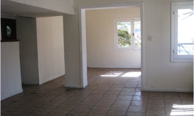 Alquiler anual  y venta de Local comercial en Punta del Este, zona Puerto
