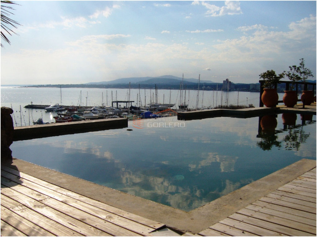 Alquiler, venta de apartamento en primera línea con vista al Puerto de Piriápolis  - GOR26060A