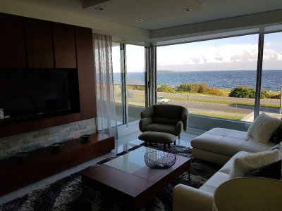 Apartamento a estrenar en venta con 3 suites mas servicio en edificio Lumiere, Punta del Este.