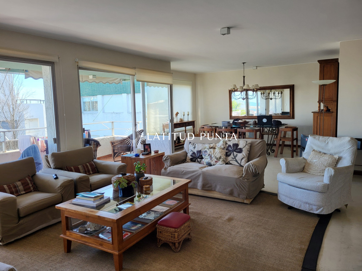 Apartamento de 4 dormitorios en la Península de Punta del Este - LAT6734A