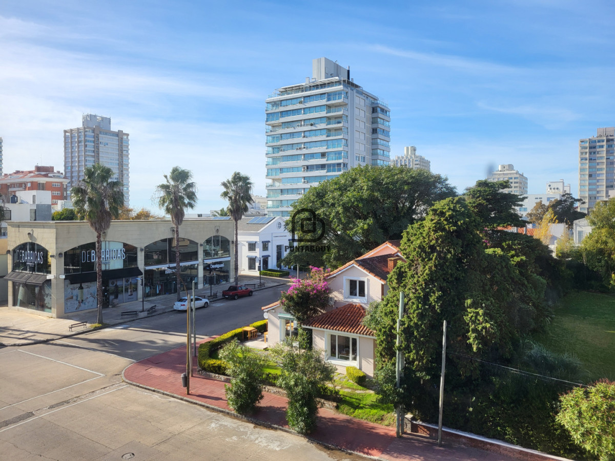 Apartamento ID.7597 - Venta ,4 dormitorios, Península, Punta del Este