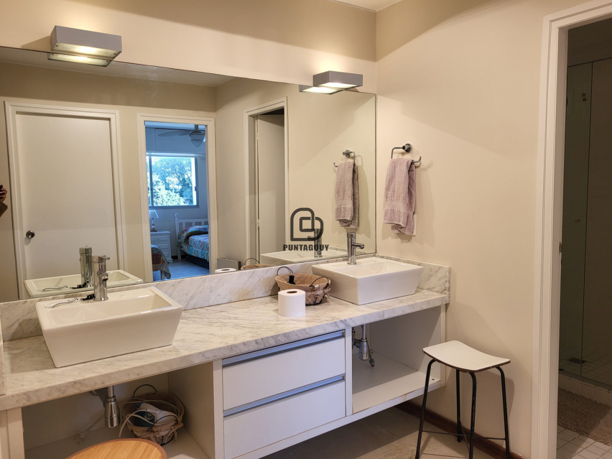 Apartamento ID.7597 - Venta ,4 dormitorios, Península, Punta del Este