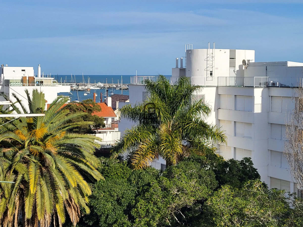 Apartamento ID.7597 - Venta ,4 dormitorios, Península, Punta del Este