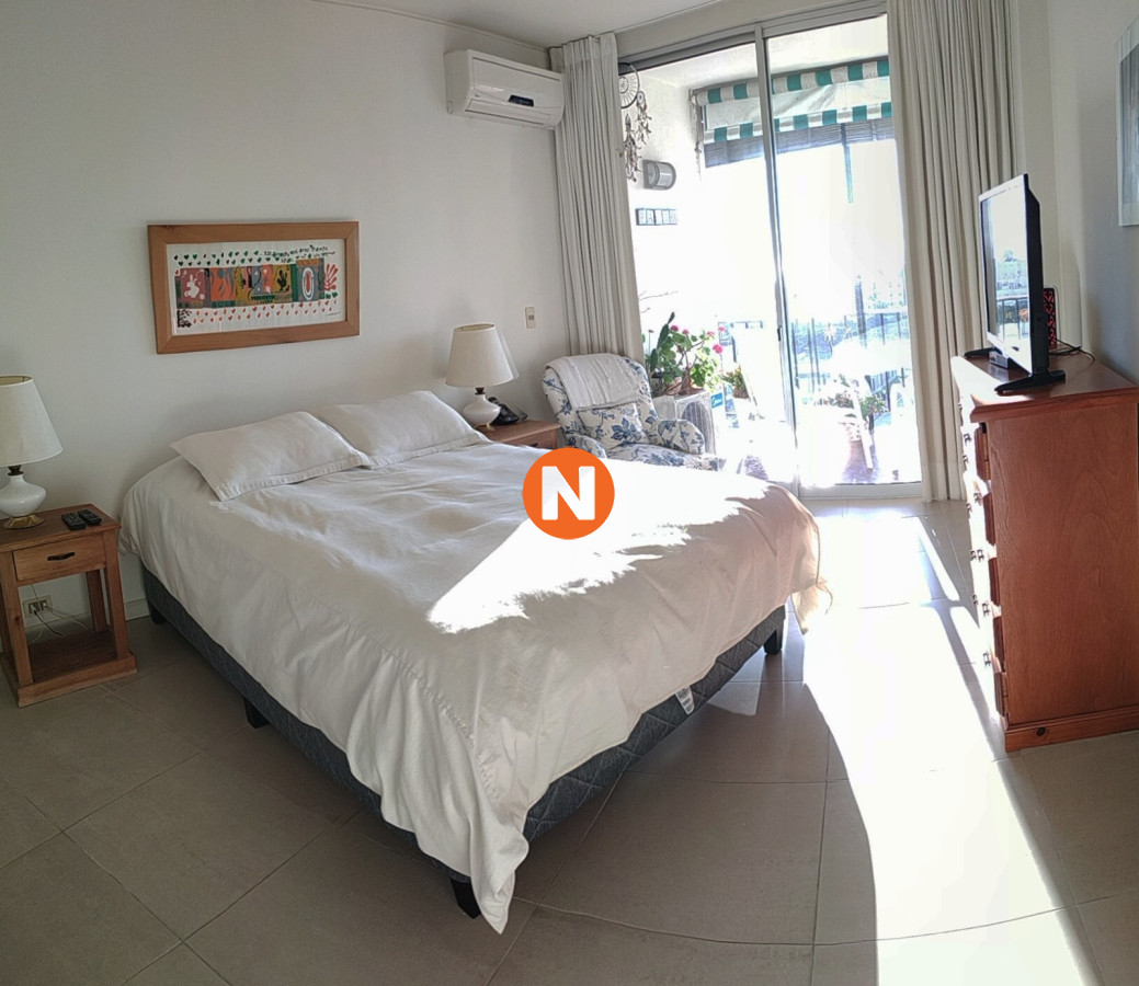 Apartamento Ref.221077 - Apartamento en venta de dos dormitorios en Punta del Este. Con balcón - terraza