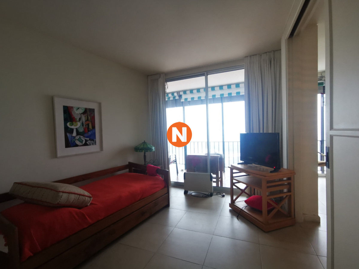 Apartamento Ref.221077 - Apartamento en venta de dos dormitorios en Punta del Este. Con balcón - terraza