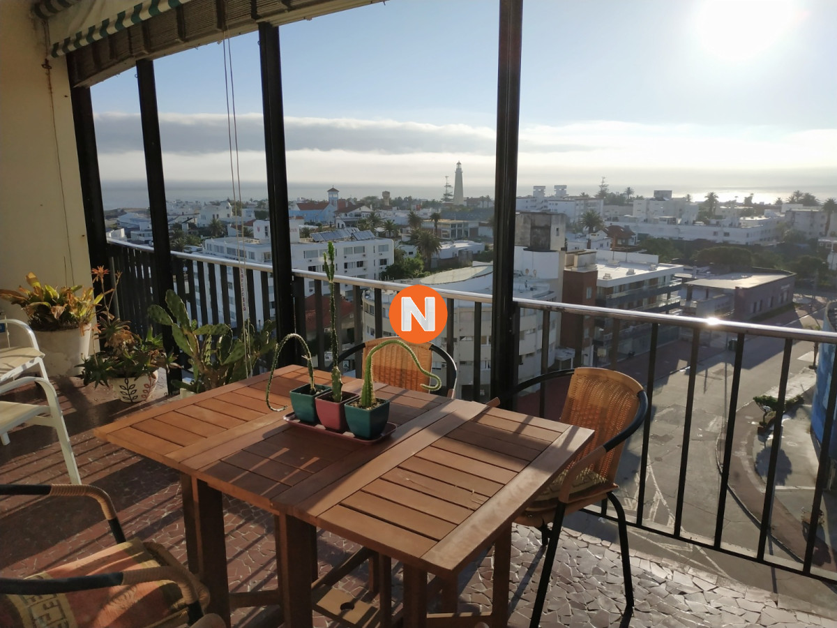 Apartamento Ref.221077 - Apartamento en venta de dos dormitorios en Punta del Este. Con balcón - terraza