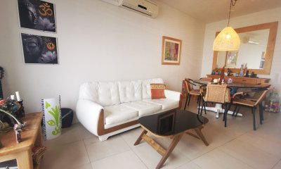 Apartamento en venta de dos dormitorios en Punta del Este. Con balcón - terraza