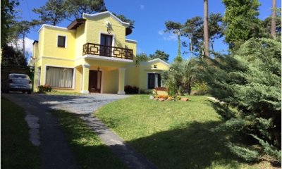 Casa en venta de tres dormitorios y piscina climatizada - Punta del Este