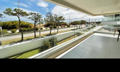Excelente Apartamento en venta de tres dormitorios en Primera línea de Playa Mansa - Ref : EQP5263