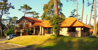 Excelente casa en Venta y alquiler temporario en Playa Mansa, Punta del Este - Ref : EQP1648