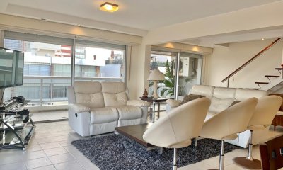 Penthouse Duplex de Tres Dormitorios en Venta + Parrillero Propio