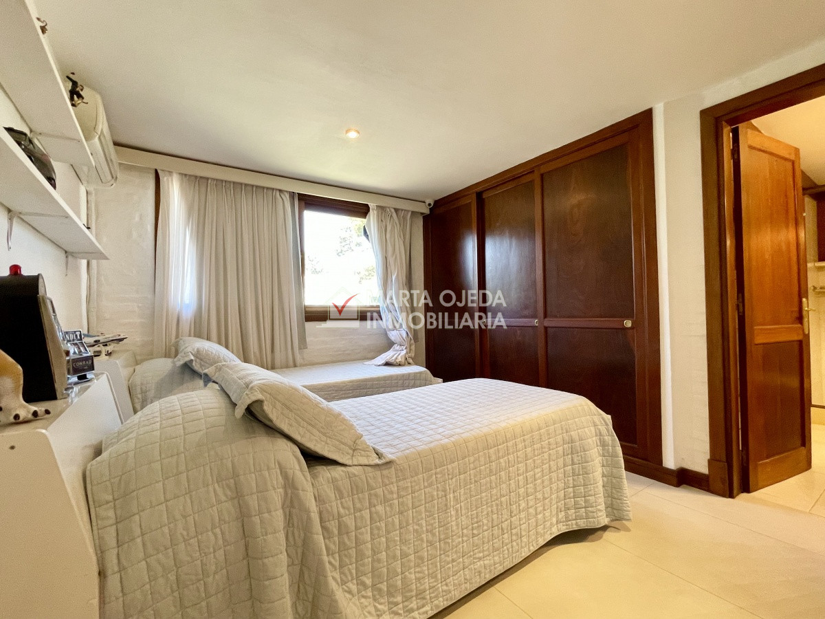 Casa ID.40655 - Espectacular casa en Playa Mansa con Pisicina