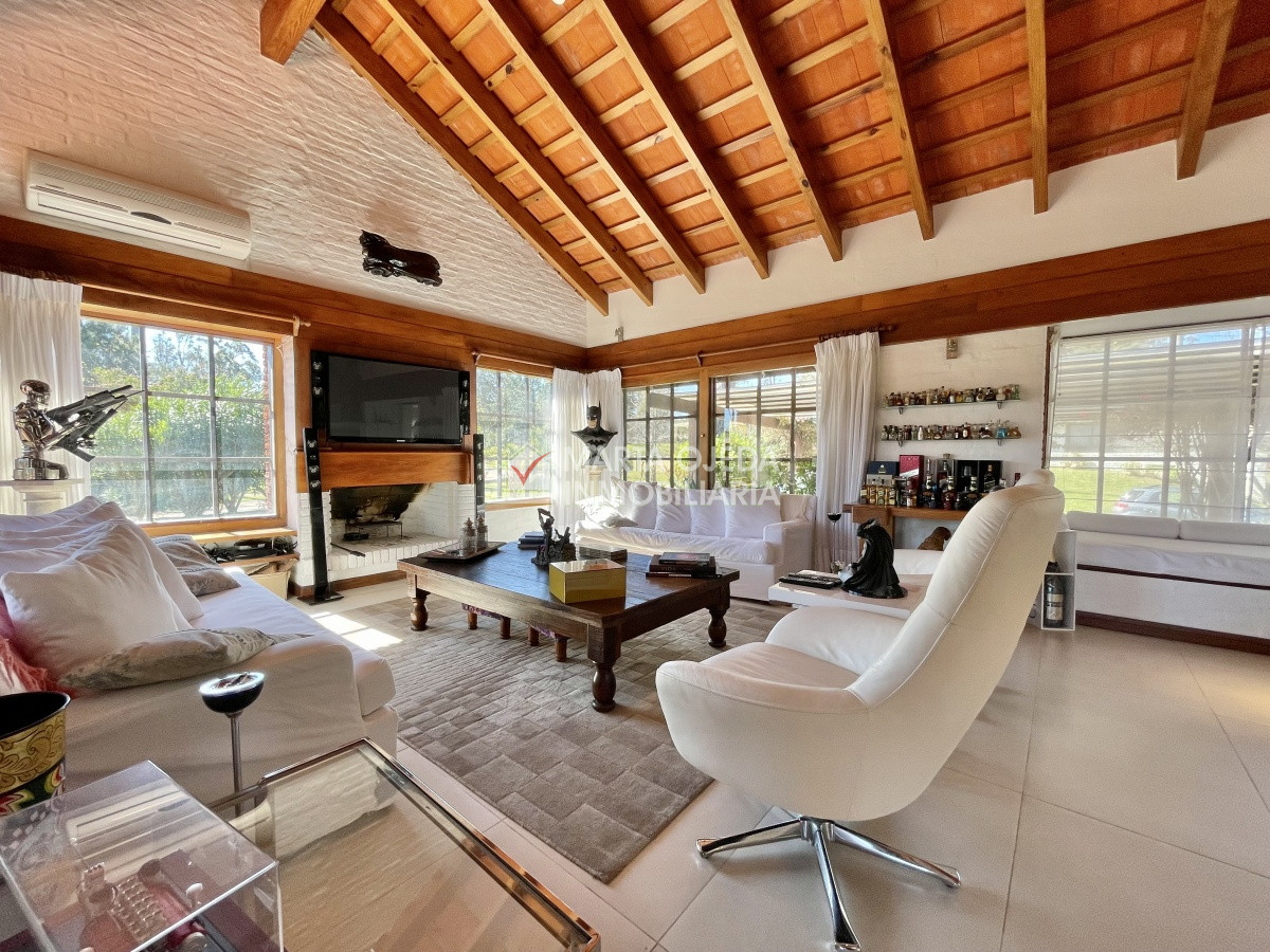 Casa ID.40655 - Espectacular casa en Playa Mansa con Pisicina