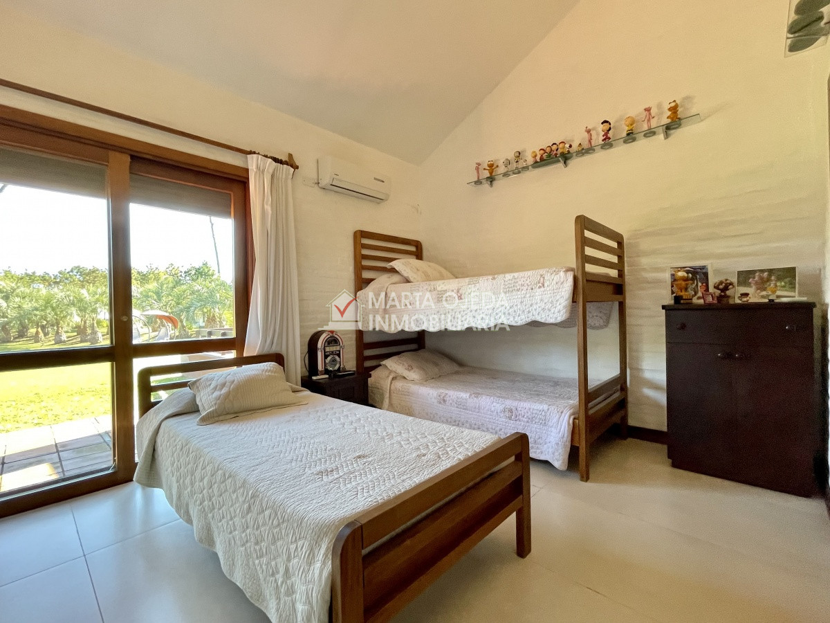 Casa ID.40655 - Espectacular casa en Playa Mansa con Pisicina