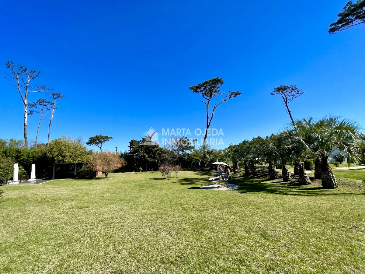 Casa ID.40655 - Espectacular casa en Playa Mansa con Pisicina