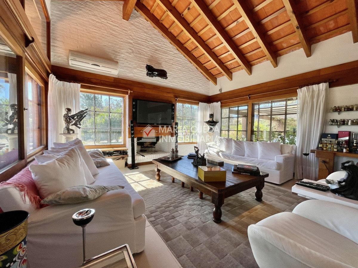 Casa ID.40655 - Espectacular casa en Playa Mansa con Pisicina
