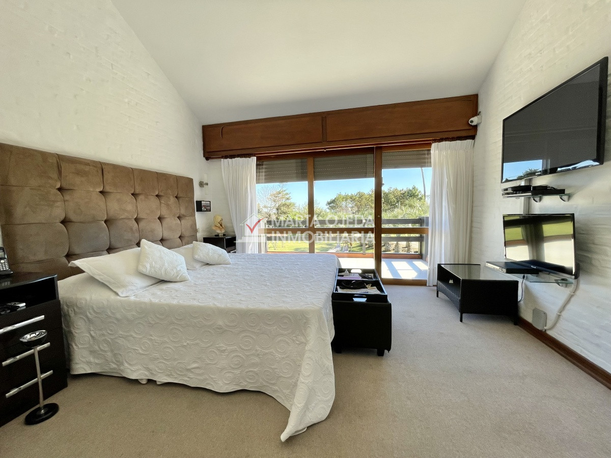 Casa ID.40655 - Espectacular casa en Playa Mansa con Pisicina