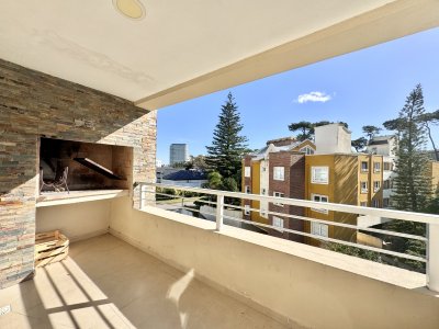 Apartamento de dos dormitorios con parrillero propio en venta, Punta del Este.