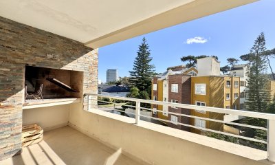 Apartamento de dos dormitorios con parrillero propio en venta, Punta del Este.