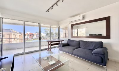 Apartamento de tres dormitorios en venta, Playa Mansa, Punta del Este.