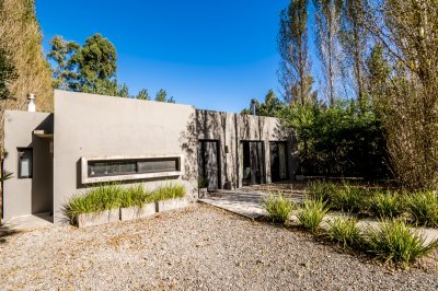 Excelente casa de estilo Minimalista en Barrio Privado La Arbolada 