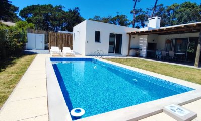 Casa en venta en La Barra con piscina y parrillero