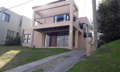 Casa con buena ubicación a pasos de la Playa Montoya