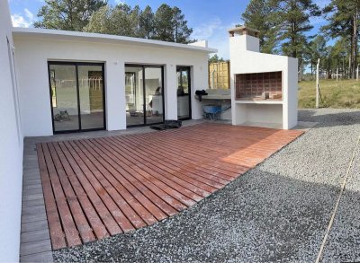 Casa de tres dormitorios en barrio privado Chacras del Pinar 