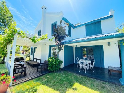Casa de tres dormitorios en venta en La Barra con piscina y amplio jardín. 