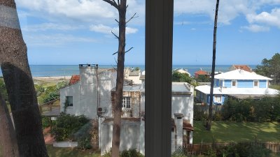 Casa Moderna de cinco dormitorios en Playa Montoya, Punta del Este