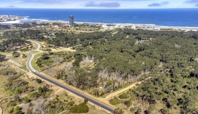 Lote en venta en Rincón del Indio, Punta del Este a metros de La Barra ideal para inversionistas, barrio privado o edificio.