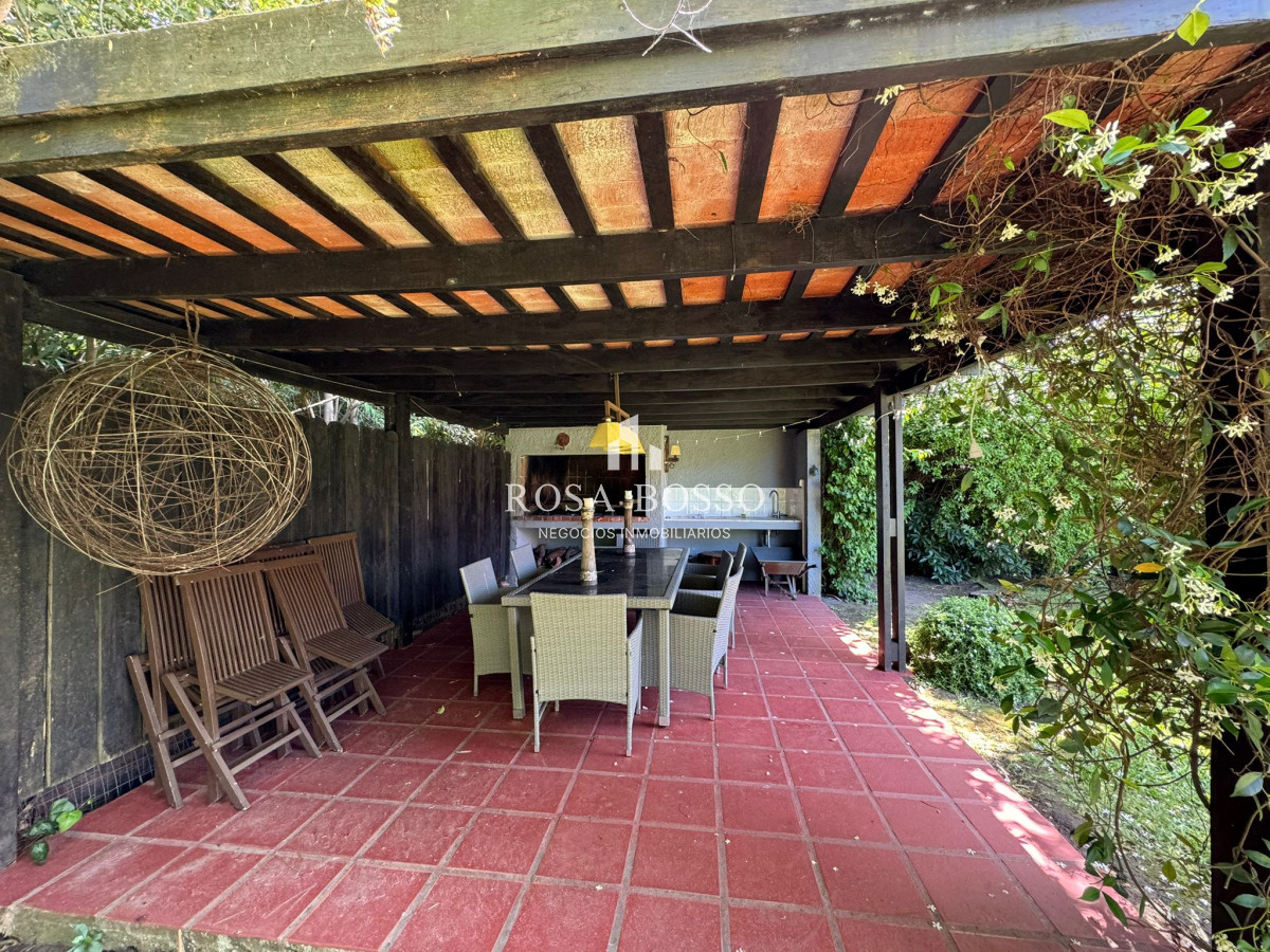 Apartamento ID.9133 - Casa Venta 5 dormitorios en Barrio Lugano, Punta del Este