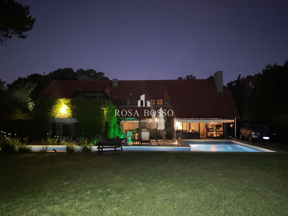 Apartamento ID.9133 - Casa Venta 5 dormitorios en Barrio Lugano, Punta del Este