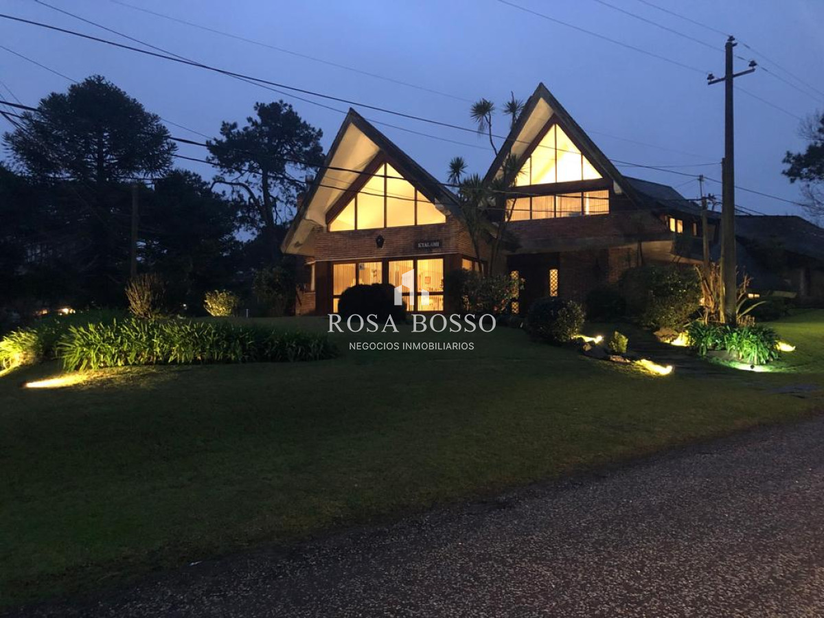 Apartamento ID.9131 - Venta Casa 5 Dormitorios con Piscina y Barbacoa en Lugano Punta del Este