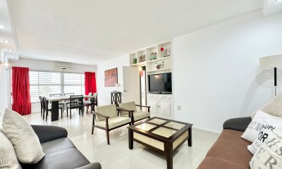 Apartamento de 2 dormitorios totalmente reciclado en edificio Bahía, Punta del Este.