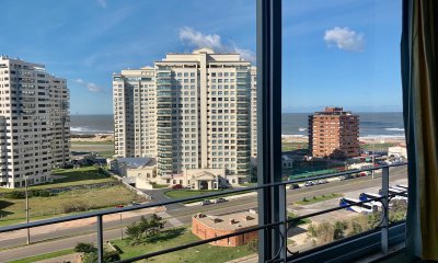 Apartamento de 2 dormitorios en venta en edificio Vanguardia, Punta del Este.